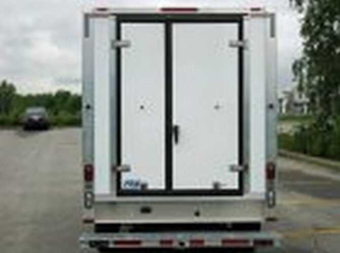 Deux portes arrière avec ouverture totale de 50'' (gauche 20'' et droite 30'')